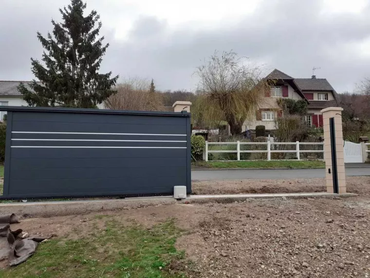 Installer un portail coulissant motorisé en pvc en pente, Évreux, TECHNICOPOSES
